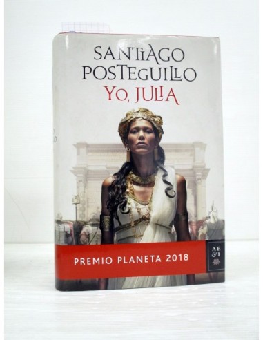 Yo, Julia. Santiago Posteguillo....